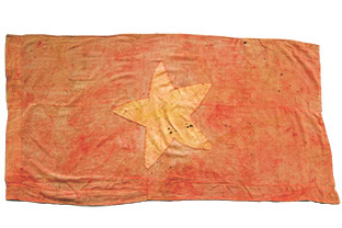 Lá cờ thắm máu đào do các cựu tù ở nhà tù Biên Hòa cất giữ Lá cờ thắm máu đào do các cựu tù ở nhà tù Biên Hòa cất giữ