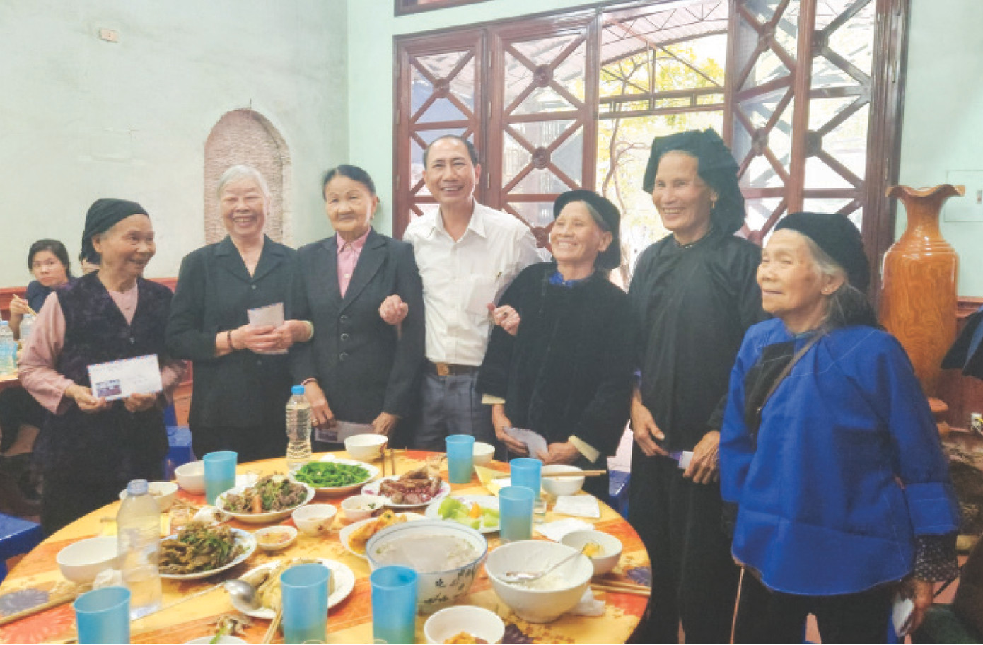 Bữa cơm đoàn viên của nữ dân quân Quang Lang sau 58 năm. Ảnh: Duy Chiến