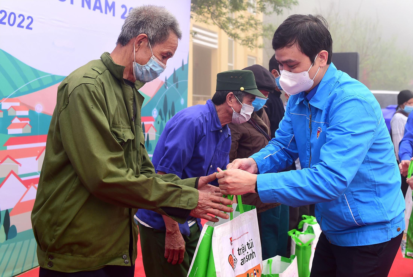 Anh Bùi Quang Huy -Bí thư thường trực T.Ư Đoàn tặng túi quà an sinh cho người dân Sơn La Ảnh: Xuân Tùng Anh Bùi Quang Huy -Bí thư thường trực T.Ư Đoàn tặng túi quà an sinh cho người dân Sơn La Ảnh: Xuân Tùng