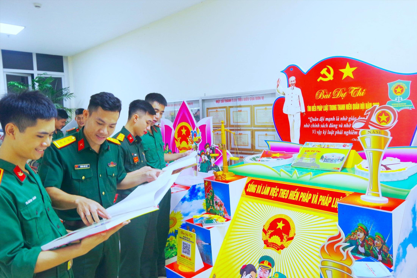 Nhóm tác giả (Thượng úy Trương Quốc Việt, Trung úy Lê Anh Tuấn và Hạ sĩ Trần Ích Bách) bên công trình dự thi công phu và sáng tạo. Nhóm tác giả (Thượng úy Trương Quốc Việt, Trung úy Lê Anh Tuấn và Hạ sĩ Trần Ích Bách) bên công trình dự thi công phu và sáng tạo.