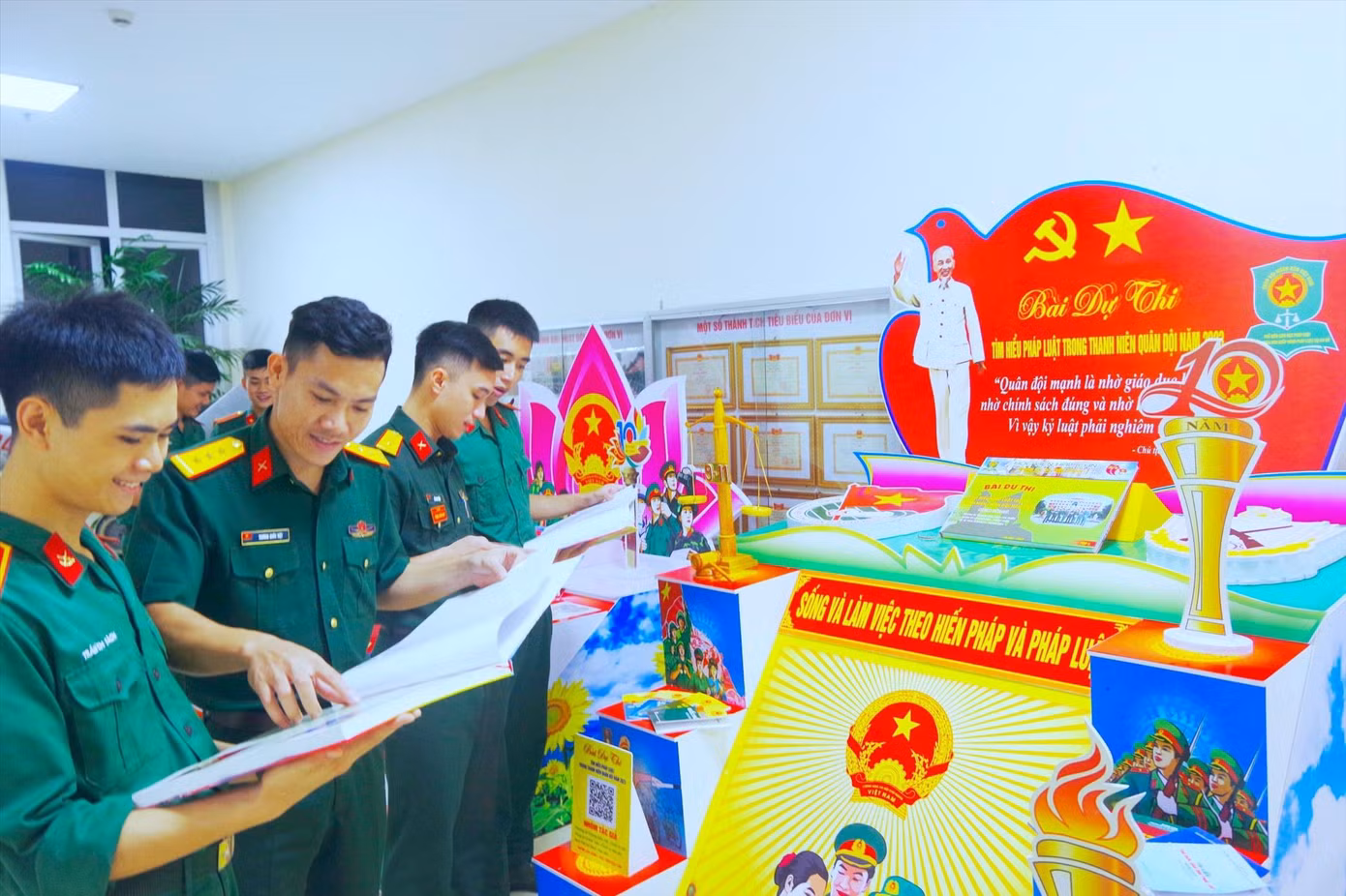 Nhóm tác giả (Thượng úy Trương Quốc Việt, Trung úy Lê Anh Tuấn và Hạ sĩ Trần Ích Bách) bên công trình dự thi công phu và sáng tạo. Nhóm tác giả (Thượng úy Trương Quốc Việt, Trung úy Lê Anh Tuấn và Hạ sĩ Trần Ích Bách) bên công trình dự thi công phu và sáng tạo.