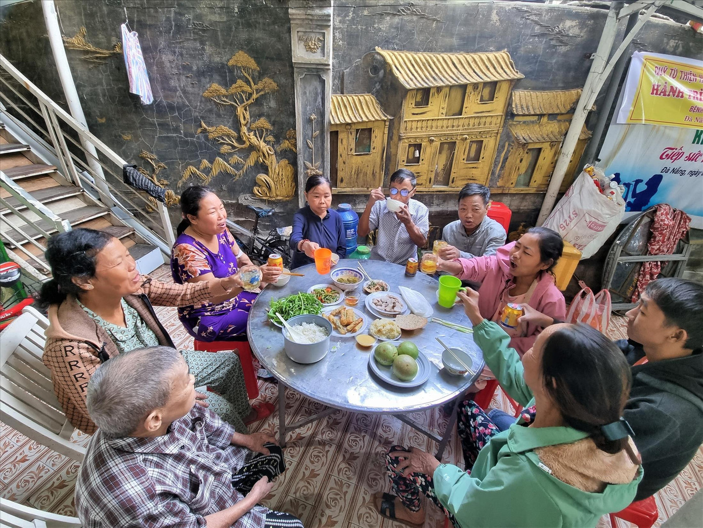 Bữa cơm tất niên trong xóm chạy thận ở Đà Nẵng. Ảnh: Thanh Trần Bữa cơm tất niên trong xóm chạy thận ở Đà Nẵng. Ảnh: Thanh Trần