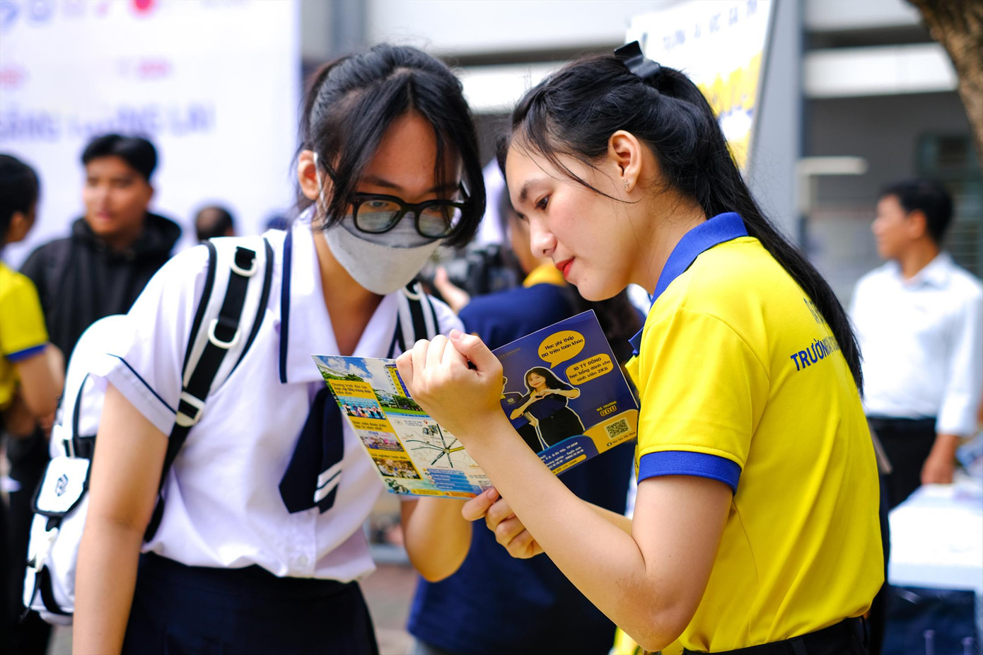 Học sinh được tư vấn về ngành học, phương thức xét tuyển. Ảnh: Nguyễn Dũng