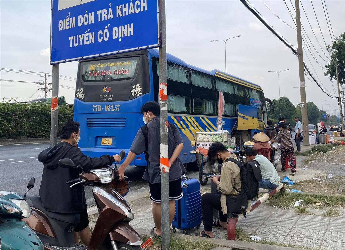 Điểm đón trả khách trên Quốc lộ 1 (TP Thủ Đức) bị biến tướng thành bến cóc. Ảnh: H.H