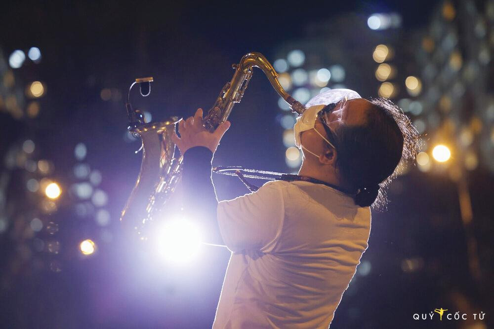 Nghệ sĩ saxophone Trần Mạnh Tuấn biểu diễn ở bệnh viện dã chiến số 7,8,9. Sau đó không lâu anh bị tai biến và may mắn được các bác sĩ của BV Quân y 175 cứu chữa kịp thời. Hiện nghệ sĩ Trần Mạnh Tuấn đang trong quá trình hồi phục Nghệ sĩ saxophone Trần Mạnh Tuấn biểu diễn ở bệnh viện dã chiến số 7,8,9. Sau đó không lâu anh bị tai biến và may mắn được các bác sĩ của BV Quân y 175 cứu chữa kịp thời. Hiện nghệ sĩ Trần Mạnh Tuấn đang trong quá trình hồi phục