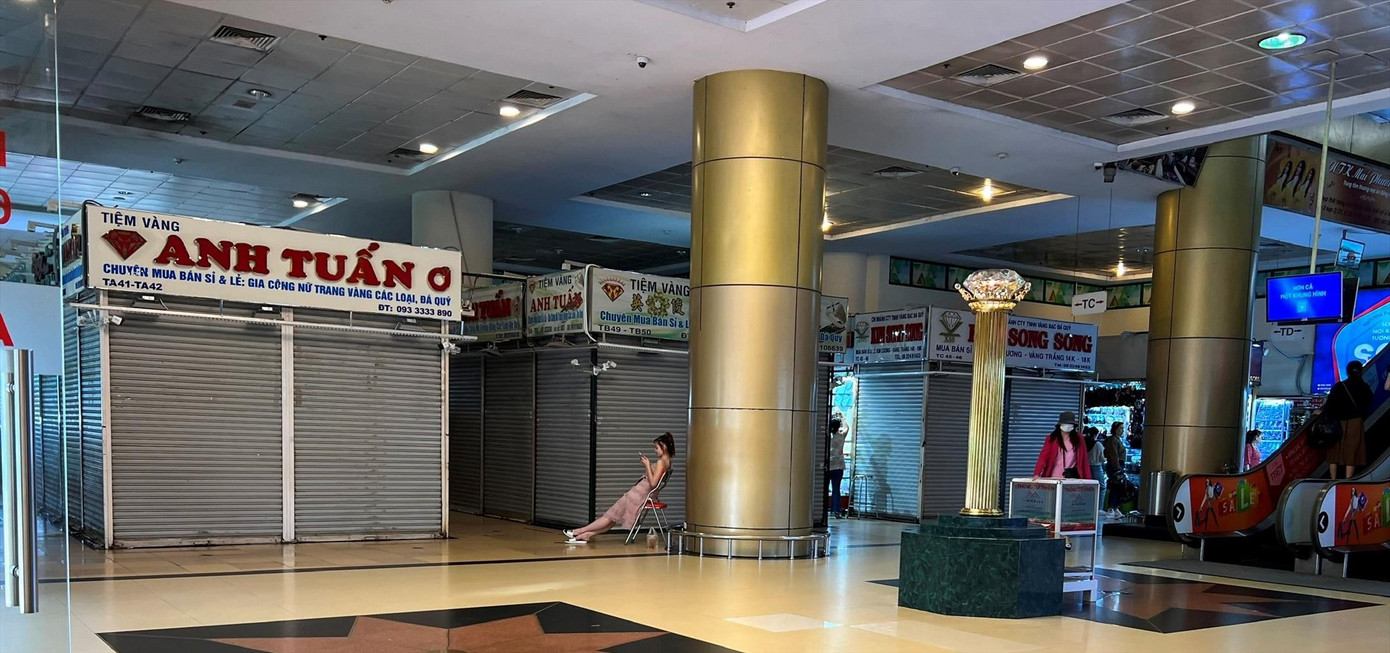 Nhiều tiệm vàng đóng cửa trưa 16/4. Ảnh: U.P
