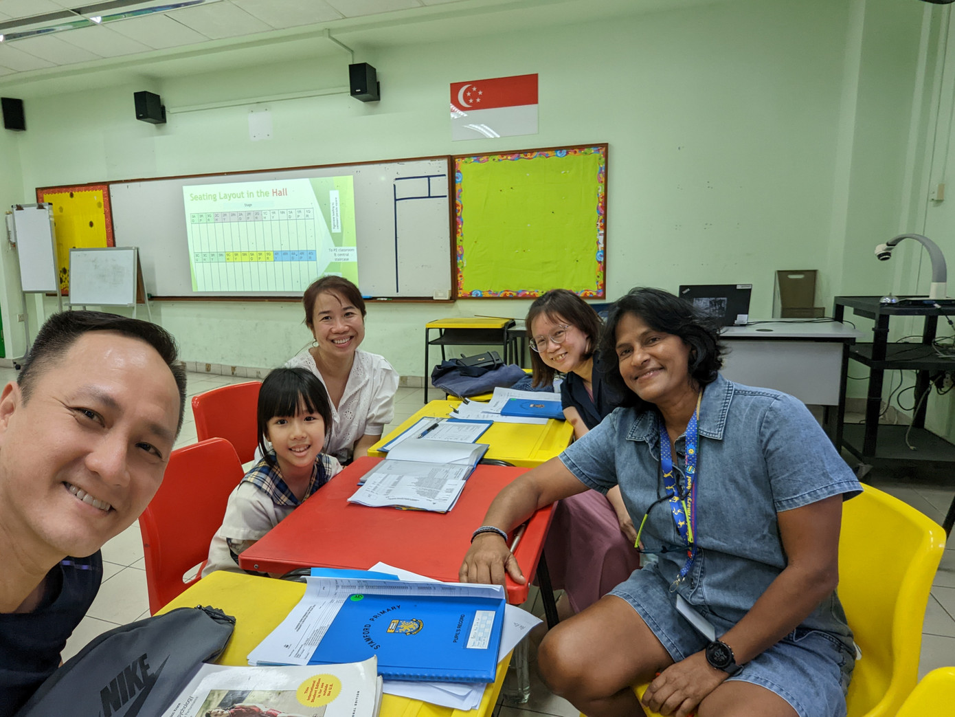 Gia đình ông Nguyễn Tri Anh chụp cùng cô giáo chủ nhiệm ở trường Tiểu học Stamford trong lần họp phụ huynh Ảnh: NVCC