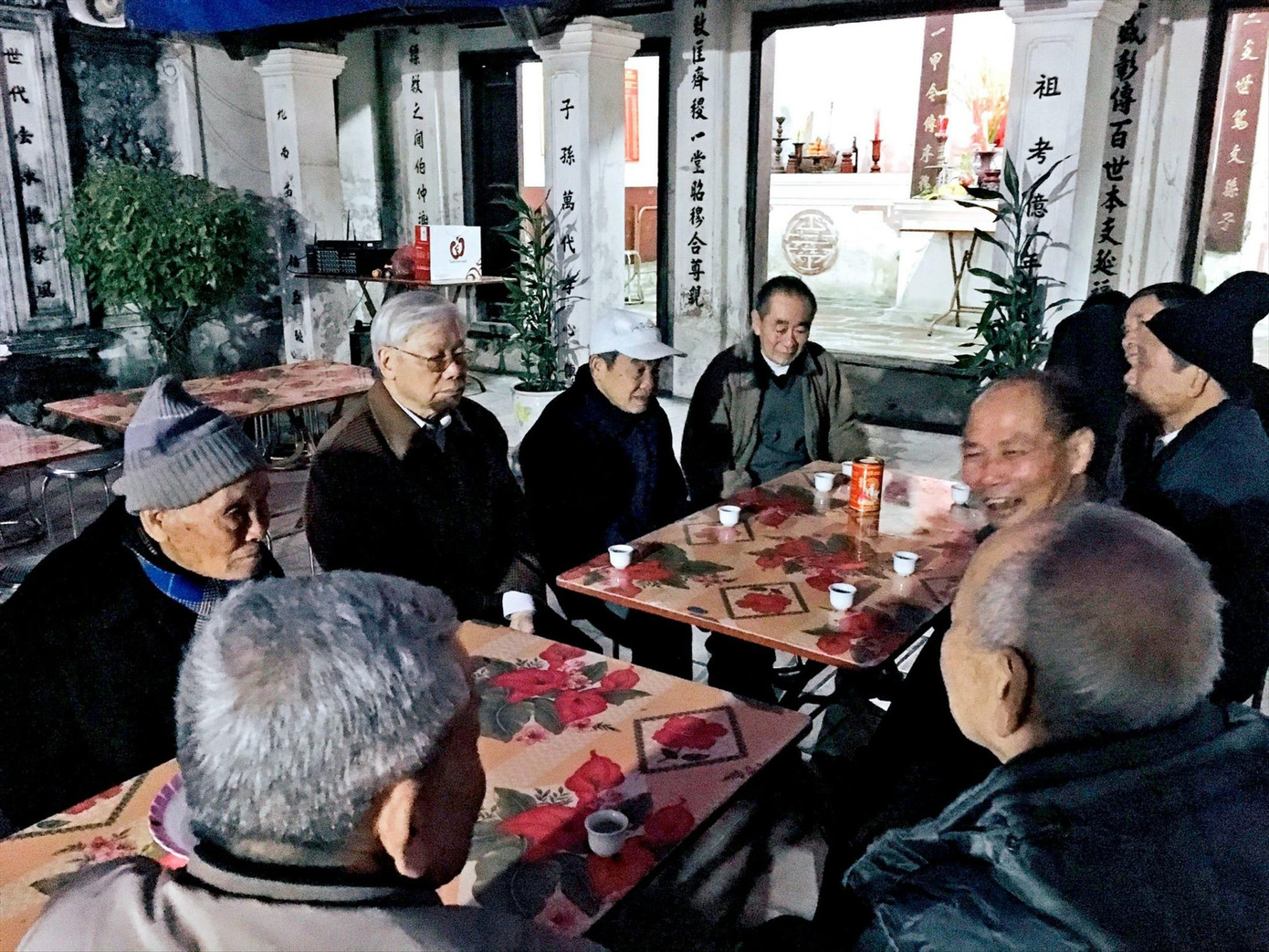 Tổng Bí thư Nguyễn Phú Trọng trò chuyện với các cụ cao niên trong họ