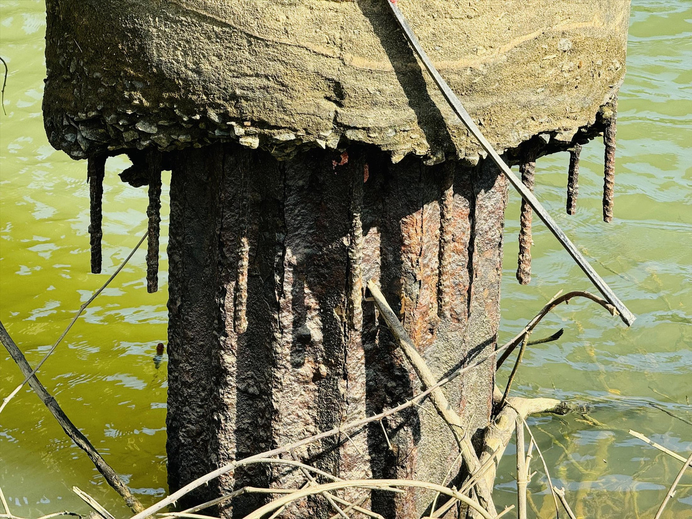 Phần chân cầu Trà Khúc 1 rệu rã. Phần chân cầu Trà Khúc 1 rệu rã.