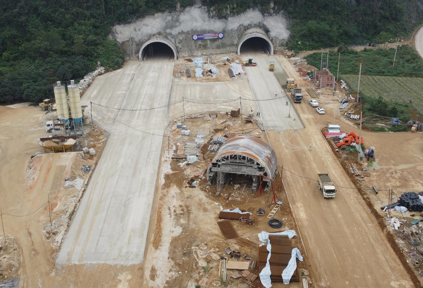 Công trường cao tốc Bắc - Nam đang gặp nhiều khó khăn do đơn giá vật liệu chậm điều chỉnh Ảnh: Trọng Đảng