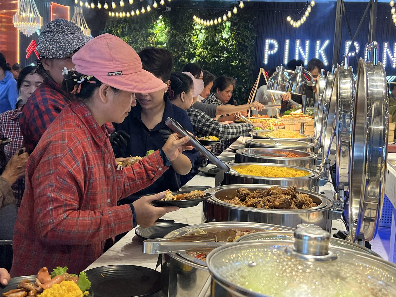 Buffet 1.000 đồng làm ấm lòng thực khách. Ảnh: U.P. Buffet 1.000 đồng làm ấm lòng thực khách. Ảnh: U.P.