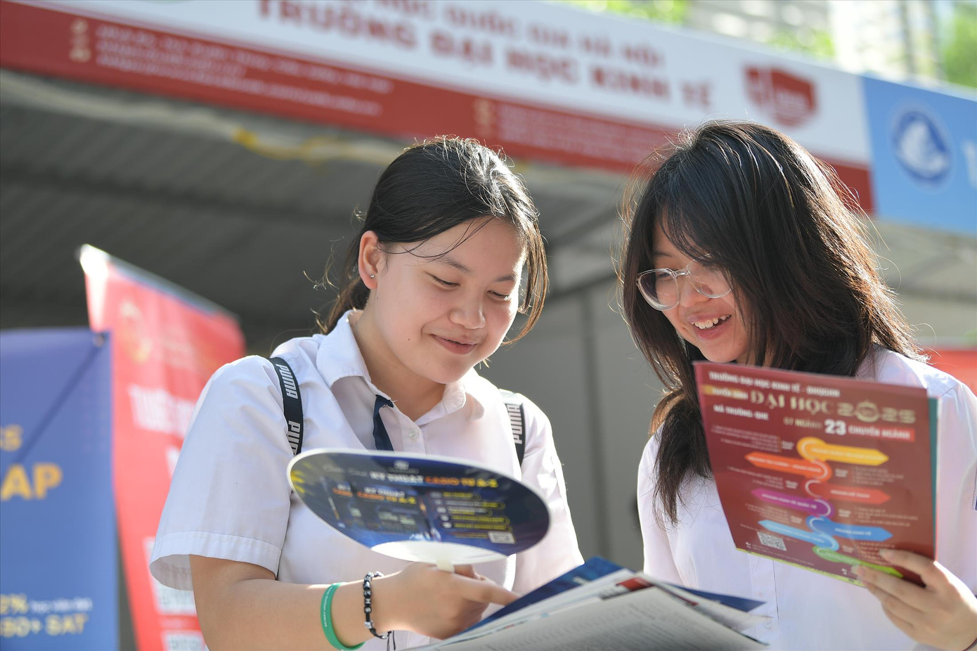 Thí sinh tìm hiểu thông tin tuyển sinh năm 2025. Ảnh: Dương Triều Thí sinh tìm hiểu thông tin tuyển sinh năm 2025. Ảnh: Dương Triều