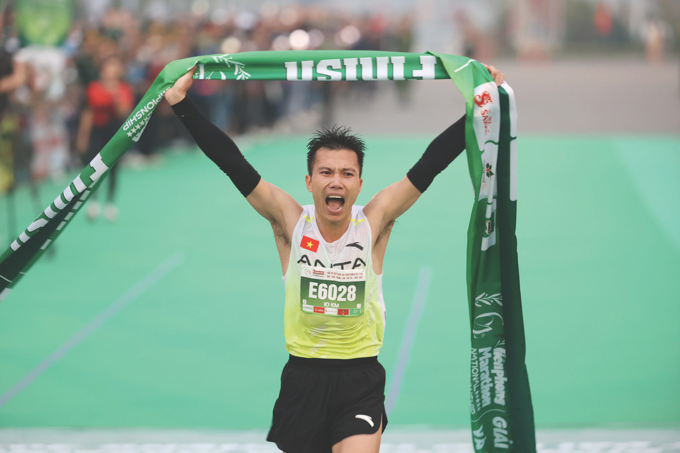 Khoảnh khắc bùng nổ của Đỗ Quốc Luật khi vô địch Tiền Phong Marathon cự ly 10km 9 năm liên tiếp (Ảnh: Như Ý). Khoảnh khắc bùng nổ của Đỗ Quốc Luật khi vô địch Tiền Phong Marathon cự ly 10km 9 năm liên tiếp (Ảnh: Như Ý).