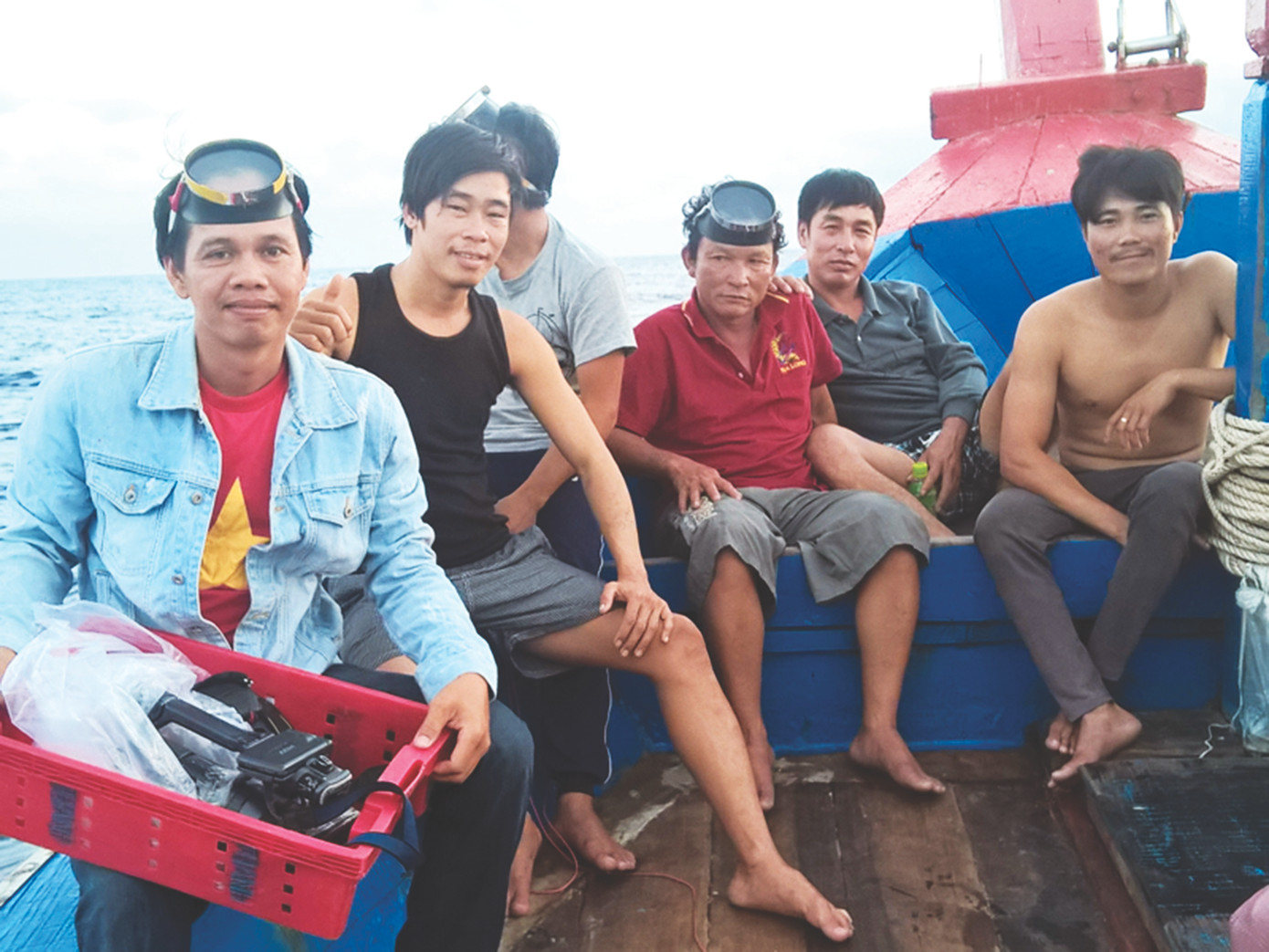 Nhà báo Lê Văn Chương (đầu tiên bên trái) luôn đồng hành cùng ngư dân tại những vùng biển &quot;nóng&quot;.