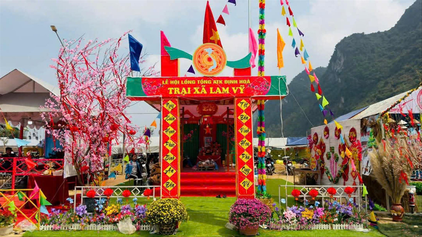 Lễ hội Lồng Tồng ở ATK Định Hóa thu hút ở những trại và cổng trại đẹp Lễ hội Lồng Tồng ở ATK Định Hóa thu hút ở những trại và cổng trại đẹp