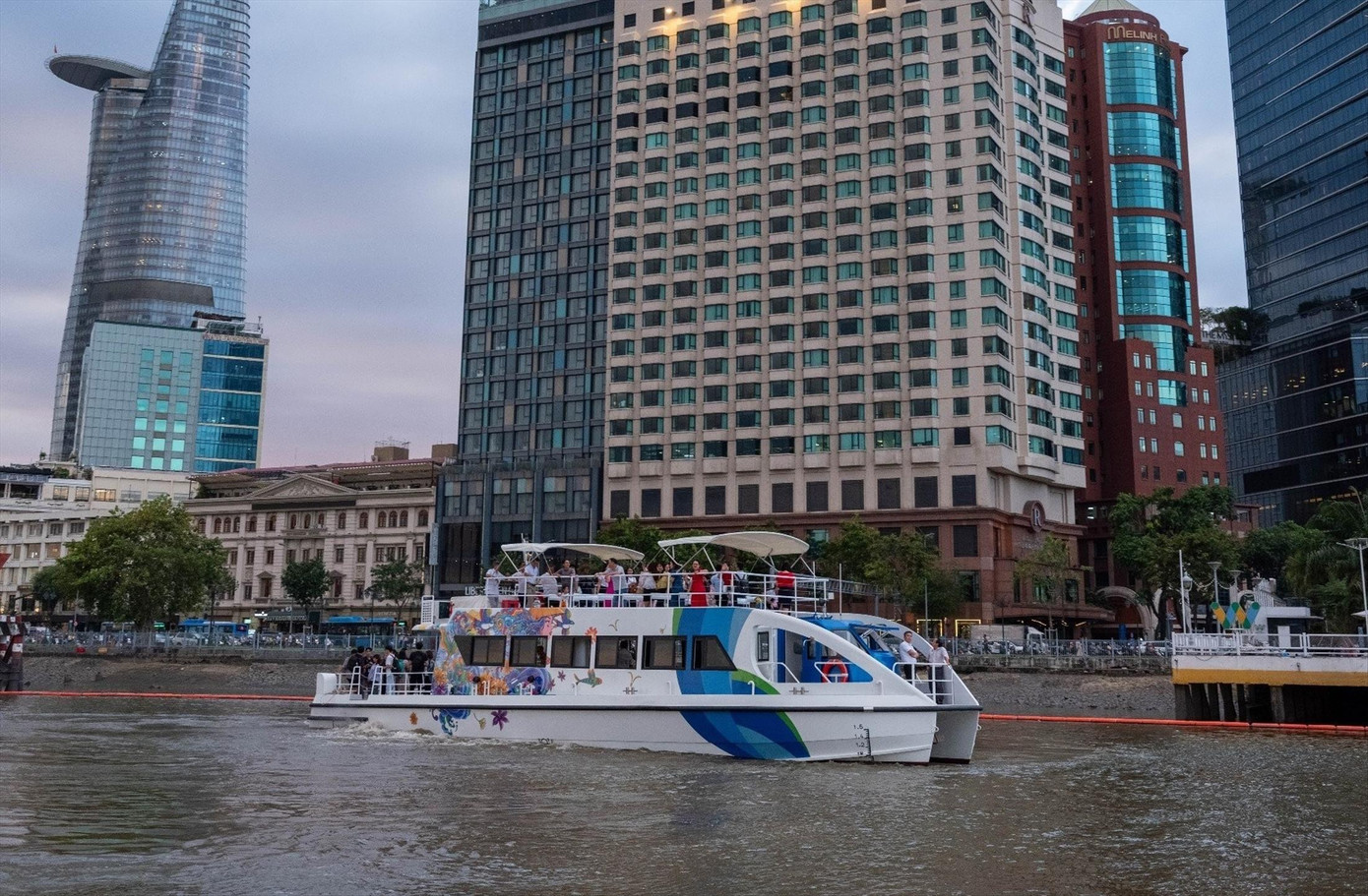 Tua du lịch nội đô khám phá TPHCM hút khách dịp lễ 30/4 (ảnh: Du lịch trên sông Sài Gòn) Ảnh: Trọng Thịnh