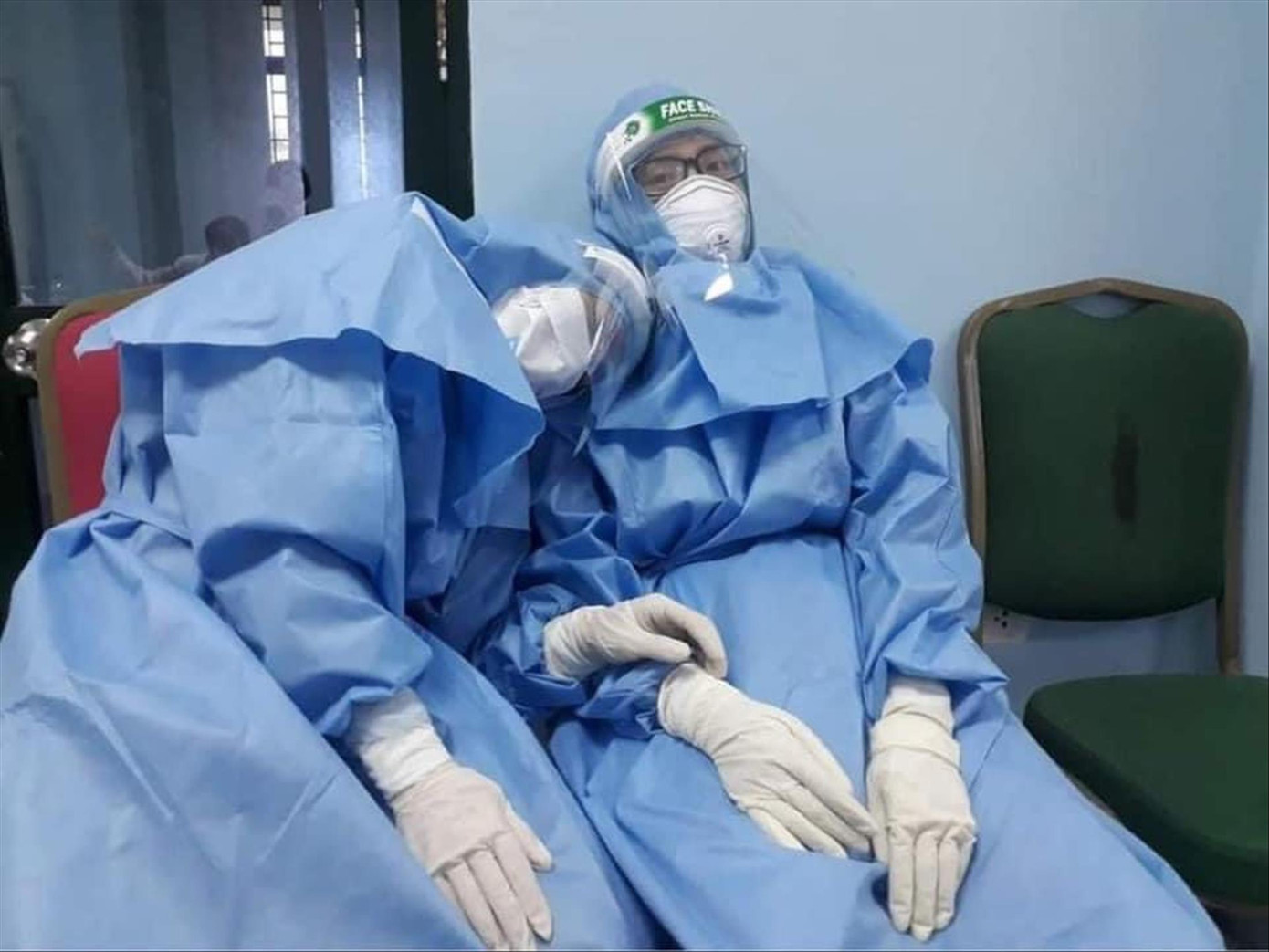 Bộ phận xét nghiệm luôn làm việc trong tình trạng quá tải khi xảy ra dịch COVID-19 nhưng lại không được hưởng phụ cấp tăng thêm. Ảnh: H.N