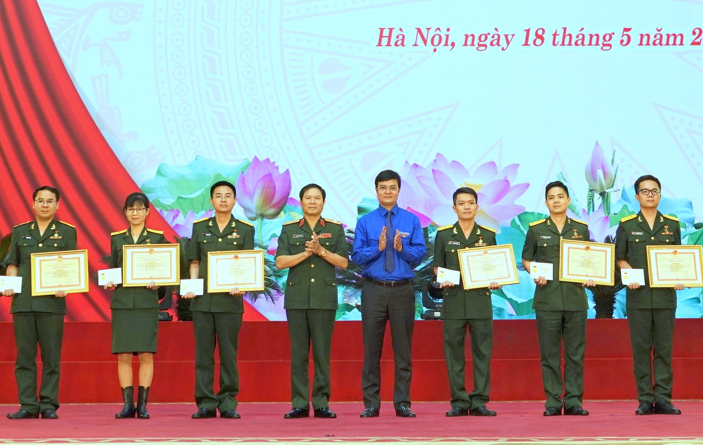 Lãnh đạo Bộ Quốc phòng và T.Ư Đoàn trao thưởng cho Đại úy Dương Duy Sơn (ngoài cùng bên phải) và các tác giả đoạt giải Nhất Giải thưởng Tuổi trẻ sáng tạo trong Quân đội lần thứ 23.