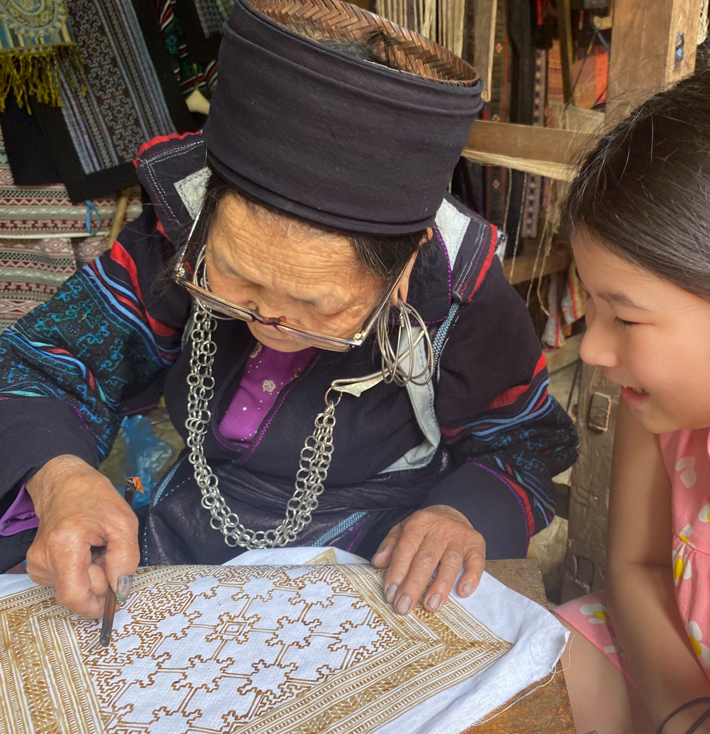 Nghệ nhân Lù Thị Máy vẽ sáp ong trên vải Nghệ nhân Lù Thị Máy vẽ sáp ong trên vải