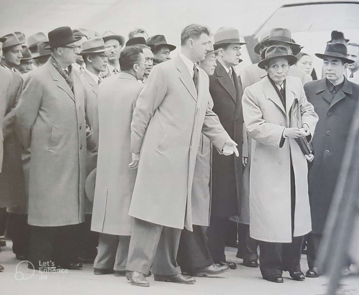 Trưởng đoàn VNDCCH Phạm Văn Đồng (thứ 2, phải sang) và các đoàn quốc tế đến dự Hội nghị Giơ-ne-vơ (Ảnh: T.L)