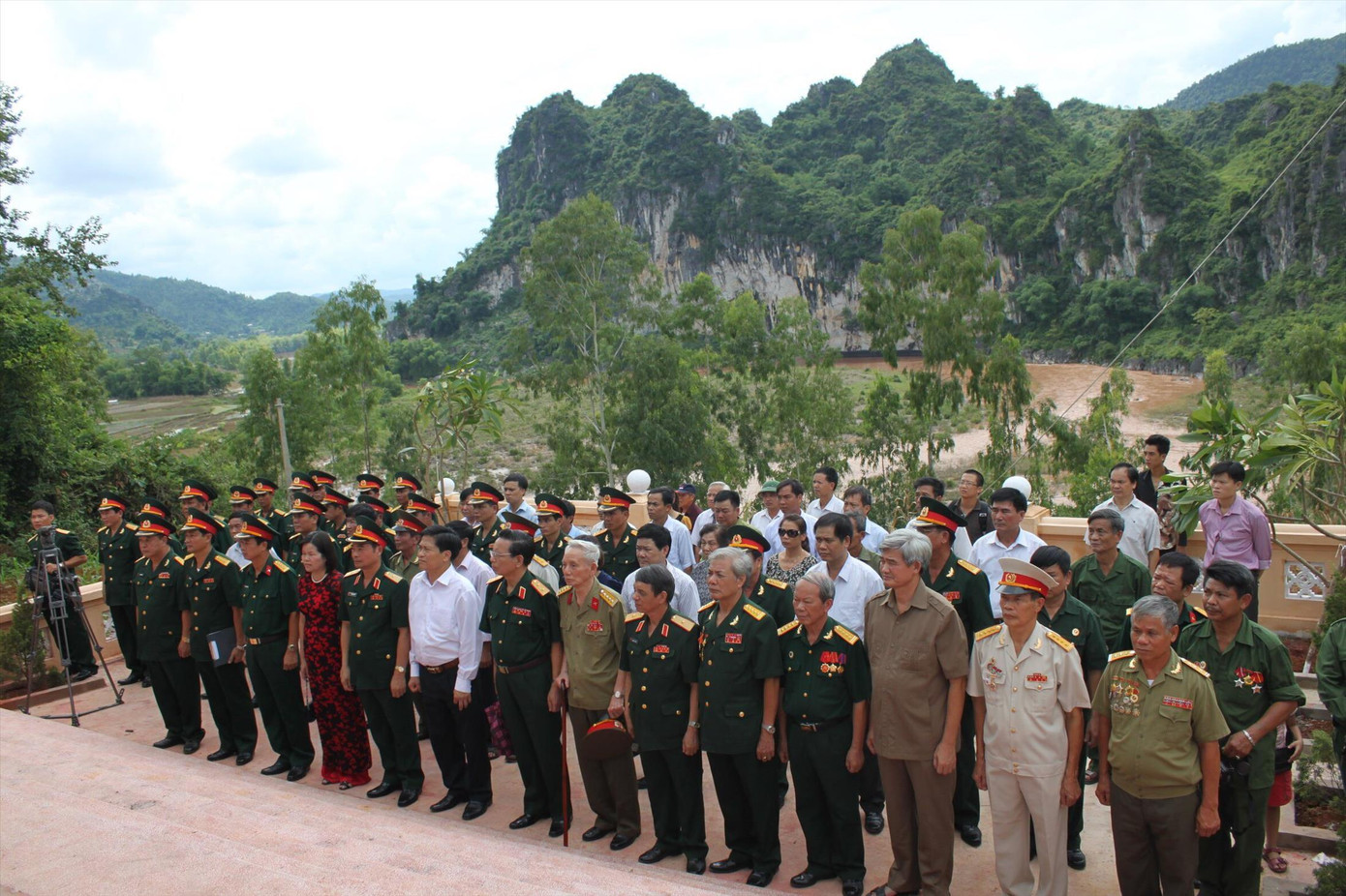 Các cựu chiến binh tưởng niệm đồng đội đã ngã xuống sông Kỳ Cùng, bảo vệ cầu Khánh Khê năm 1979. Ảnh: Duy Chiến