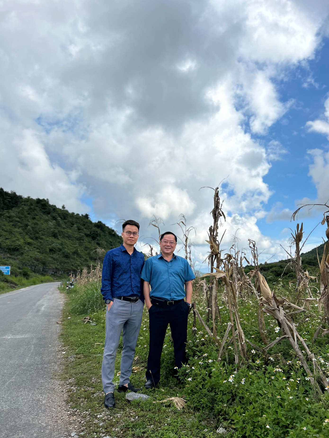 Tác giả và một bạn trẻ đồng hành trên cung đường Mèo Vạc. Ảnh: Quang Định