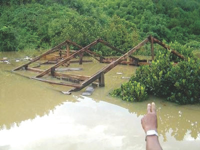 Nhà người dân xã Đắk Plao chìm trong biển nước khi Thuỷ điện Đồng Nai 3 tích nước phát điện Ảnh: C.H Nhà người dân xã Đắk Plao chìm trong biển nước khi Thuỷ điện Đồng Nai 3 tích nước phát điện Ảnh: C.H