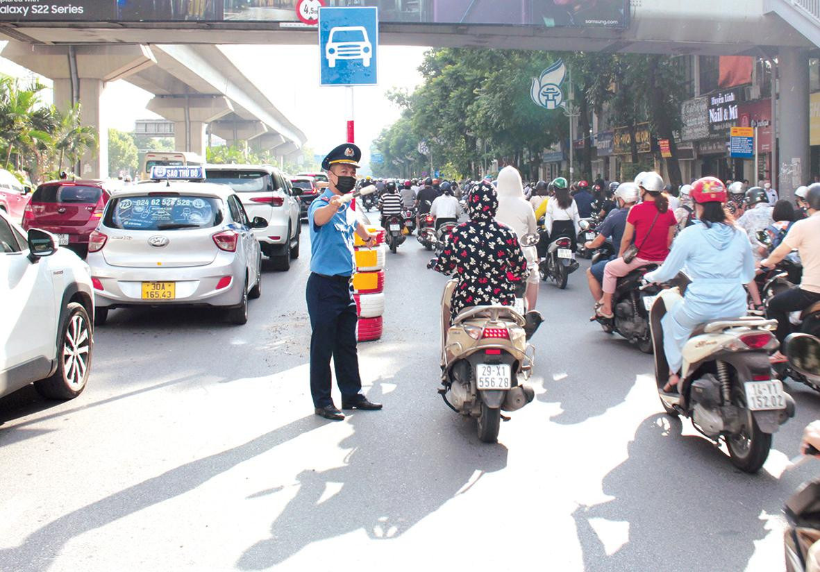Thanh tra giao thông trực tiếp đứng phân luồng, tách dòng ô tô, xe máy trên đường Nguyễn Trãi đi Hà Đông những ngày qua