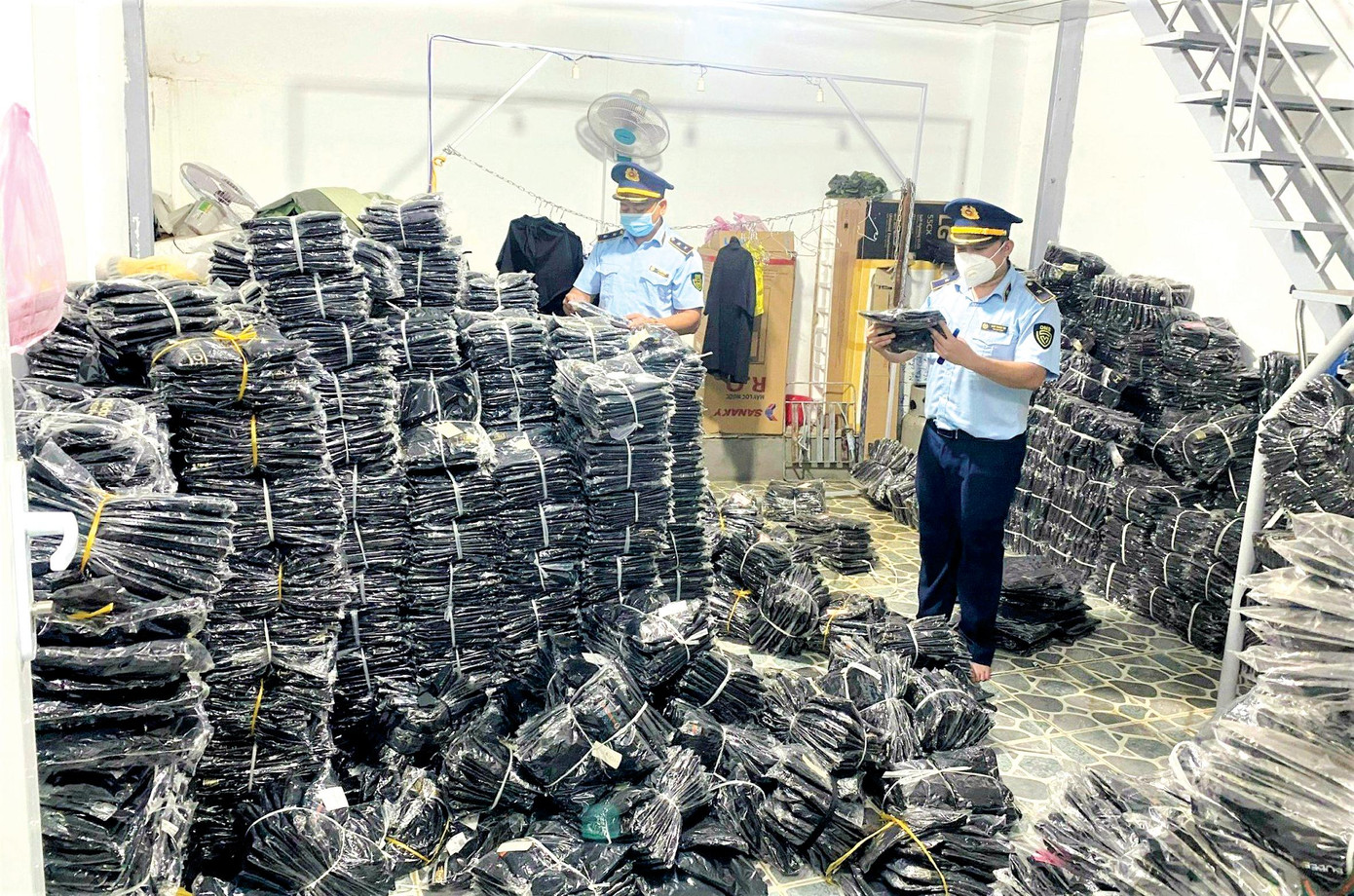 Lực lượng QLTT Đắk Lắk kiểm tra hàng hóa tại một cơ sở kinh doanh