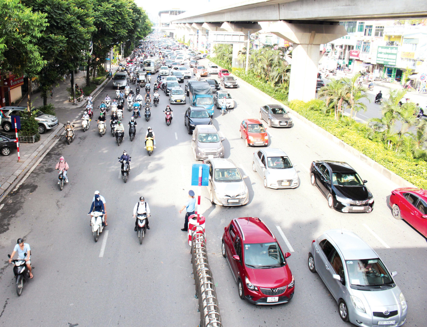 Việc tổ chức giao thông tách dòng phương tiện trên đường Nguyễn Trãi có mục tiêu đầu tiên là tạo thói quen đi lại Ảnh: Anh Trọng