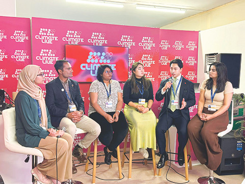 Đào Mạnh Trí (thứ 2, từ phải sang) làm diễn giả cùng các thanh niên quốc tế tại COP 28 Đào Mạnh Trí (thứ 2, từ phải sang) làm diễn giả cùng các thanh niên quốc tế tại COP 28