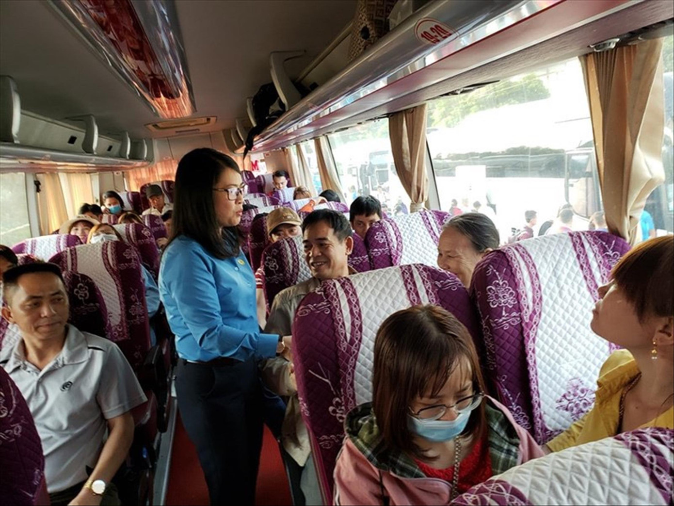 Liên đoàn Lao động tỉnh Đồng Nai hỗ trợ xe cho người lao động về quê đón Tết. Ảnh: Mạnh Thắng