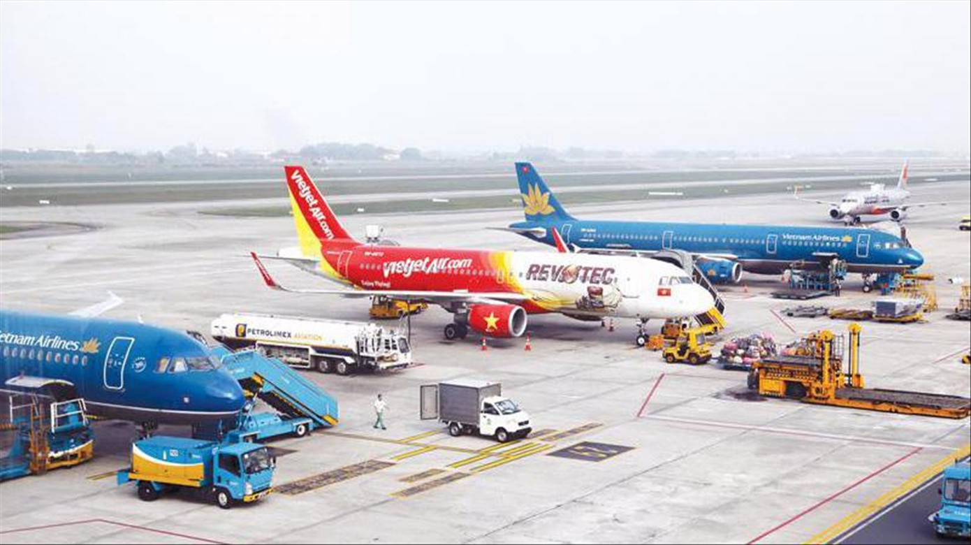 Để hạ nhiệt giá vé máy bay, các hãng hàng không cho rằng, có thể giảm thuế nhập khẩu nhiên liệu, thuế bảo vệ môi trường và VAT