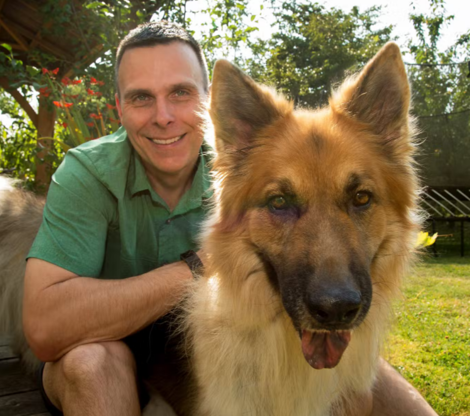 Giáo sư Matt Kaeberlein cùng chú chó Dobby của ông