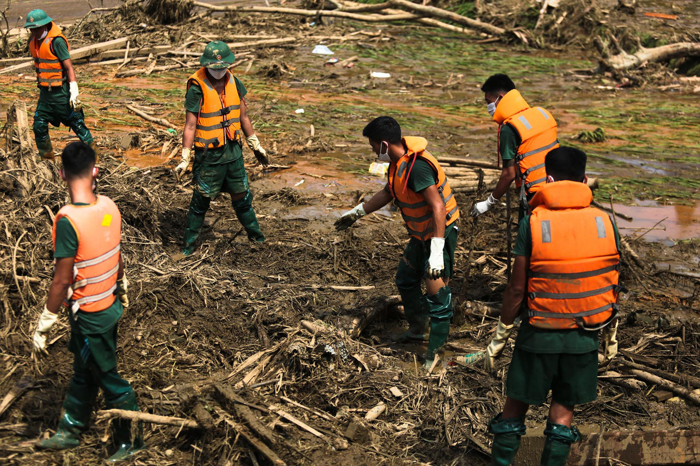 Các lực lượng vẫn tiếp tục tìm kiếm người mất tích. Các lực lượng vẫn tiếp tục tìm kiếm người mất tích.