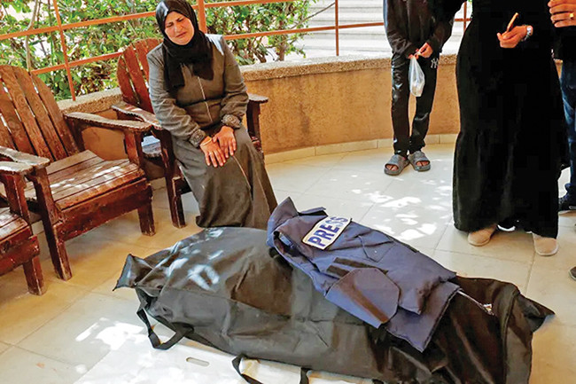 Người thân và người dân Palestine tiếc thương trước sự hi sinh của các nhà báo.