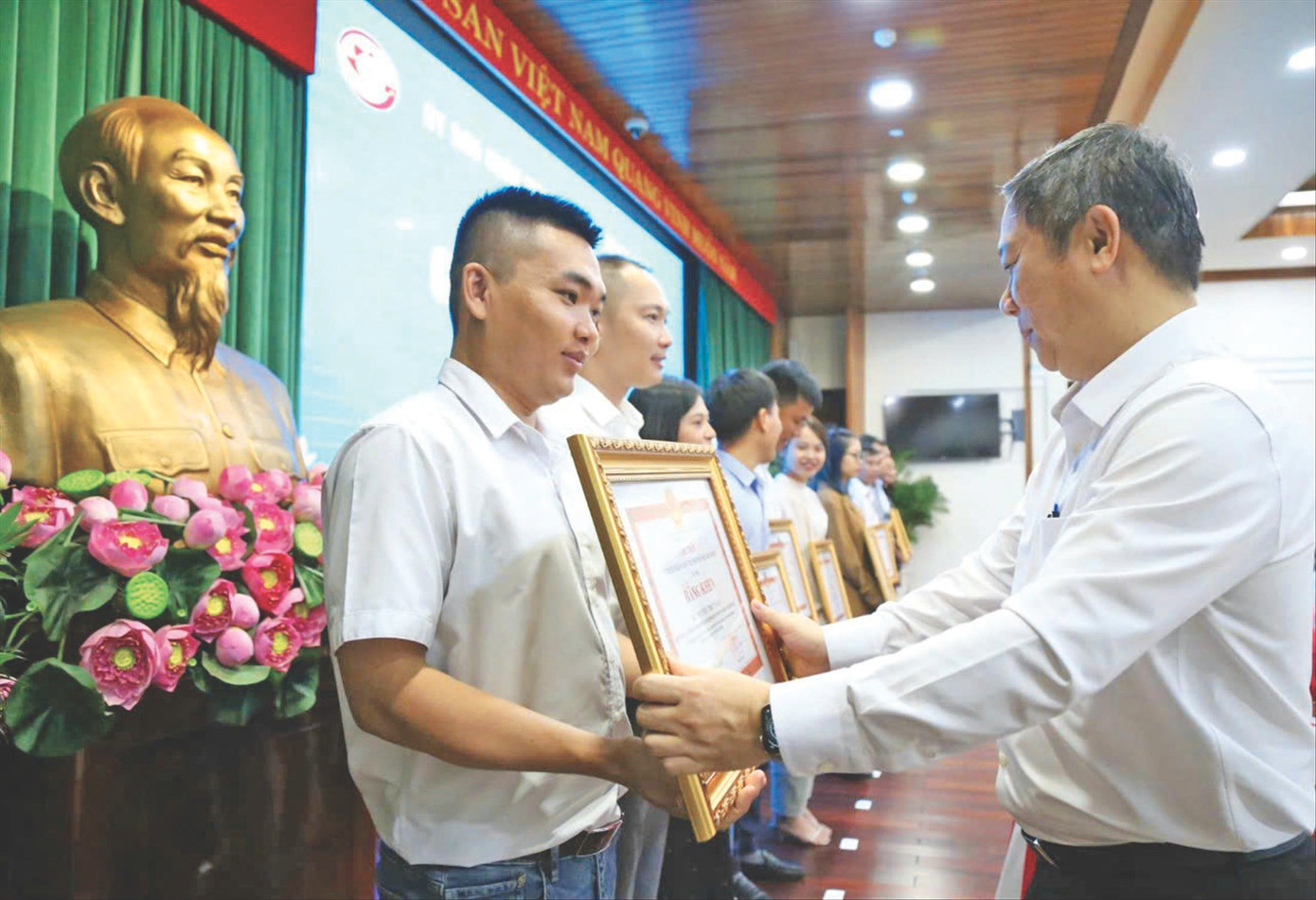 Phóng viên Hữu Huy nhận bằng khen của UBND TPHCM vì thành tích xuất sắc trong công tác triển khai dự án đường Vành đai 3 TPHCM