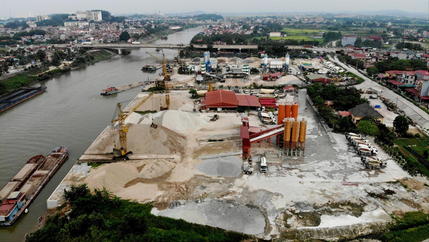 Các trạm trộn bê tông, bến bãi trên bãi sông Cầu khu vực phường Quang Châu (Việt Yên) Các trạm trộn bê tông, bến bãi trên bãi sông Cầu khu vực phường Quang Châu (Việt Yên)