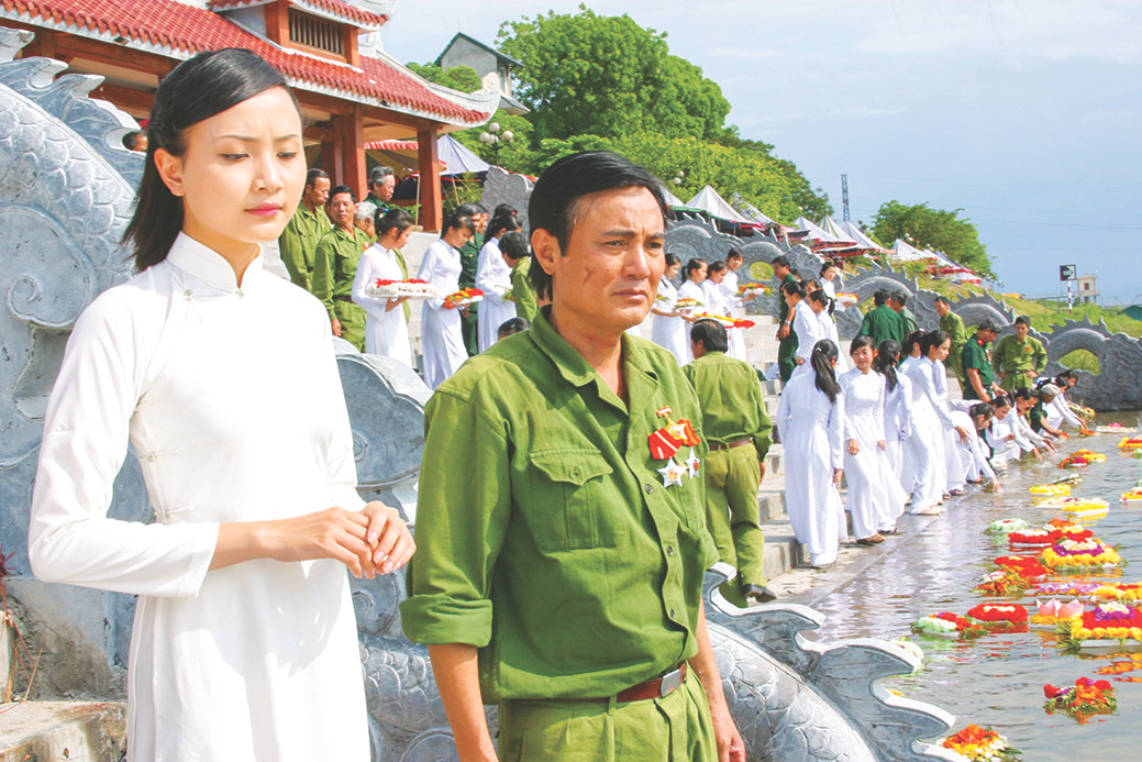 Đạo diễn Hữu Mười vai Hoàng lúc già trong “Mùi cỏ cháy”.
