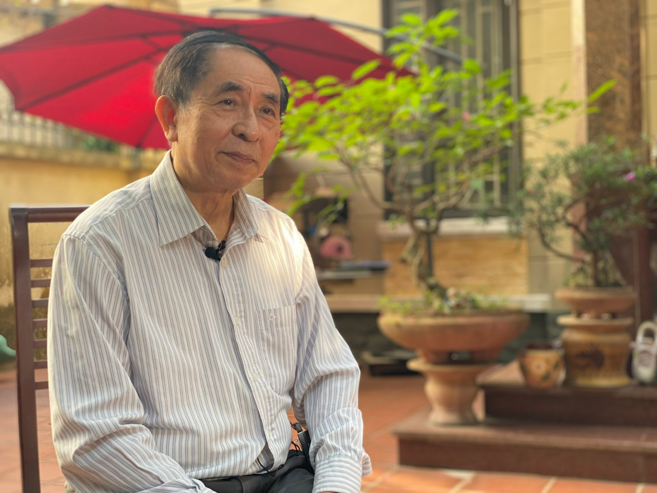 Ông Nguyễn Vinh Quang, Phó Chủ tịch Hội Hữu nghị Việt Nam - Trung Quốc, trong cuộc chia sẻ với báo chí tại nhà riêng ngày 8/12. Ảnh: Thu Loan