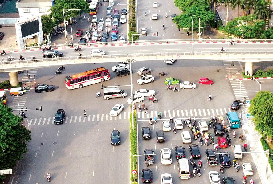 Tại nút giao Trần Duy Hưng - Hoàng Minh Giám - Nguyễn Chánh, mặc dù có cầu vượt, tuy nhiên do lượng phương tiện đông, nên thời gian qua nút giao này vẫn thường xuyên ùn tắc vào giờ cao điểm