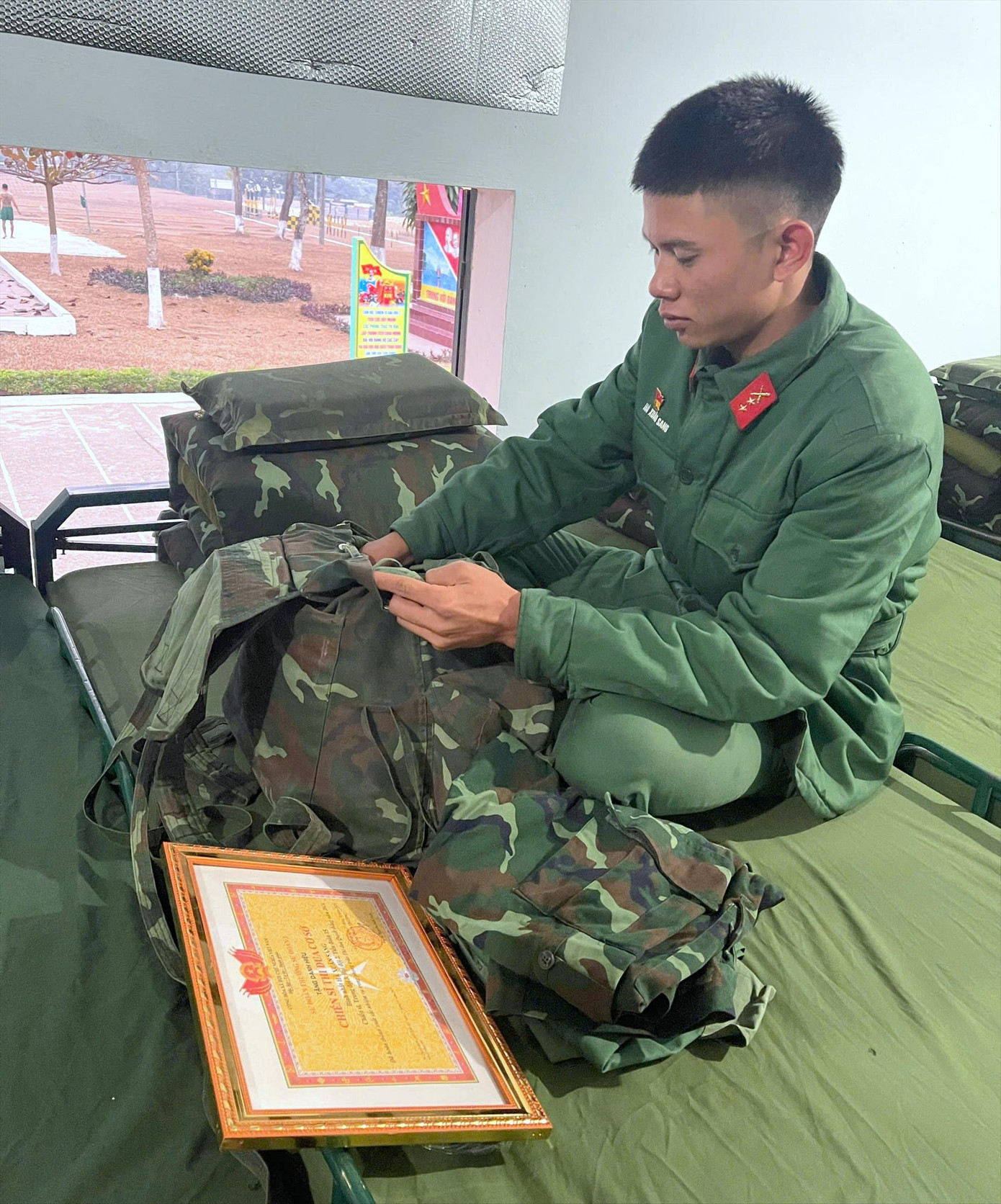 Binh nhất Hà Xuân Sang sắp xếp hành trang chuẩn bị về đón Tết cùng gia đình sau hai năm quân ngũ. Binh nhất Hà Xuân Sang sắp xếp hành trang chuẩn bị về đón Tết cùng gia đình sau hai năm quân ngũ.