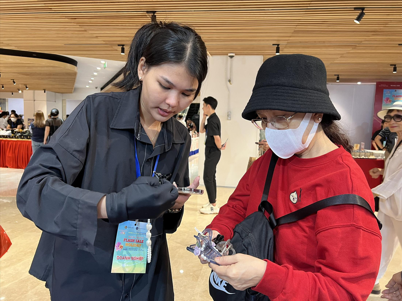 Hương Sen (trái) làm bán thời gian công việc tư vấn sản phẩm cho khách hàng Ảnh: U.P