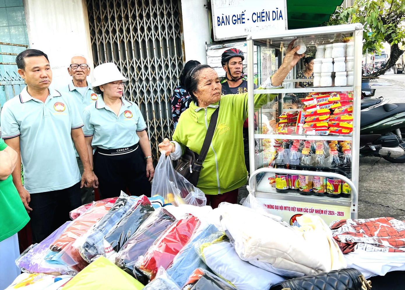 Anh Đặng Thành Yêm (bìa trái) người lập mô hình “Chiếc tủ yêu thương”