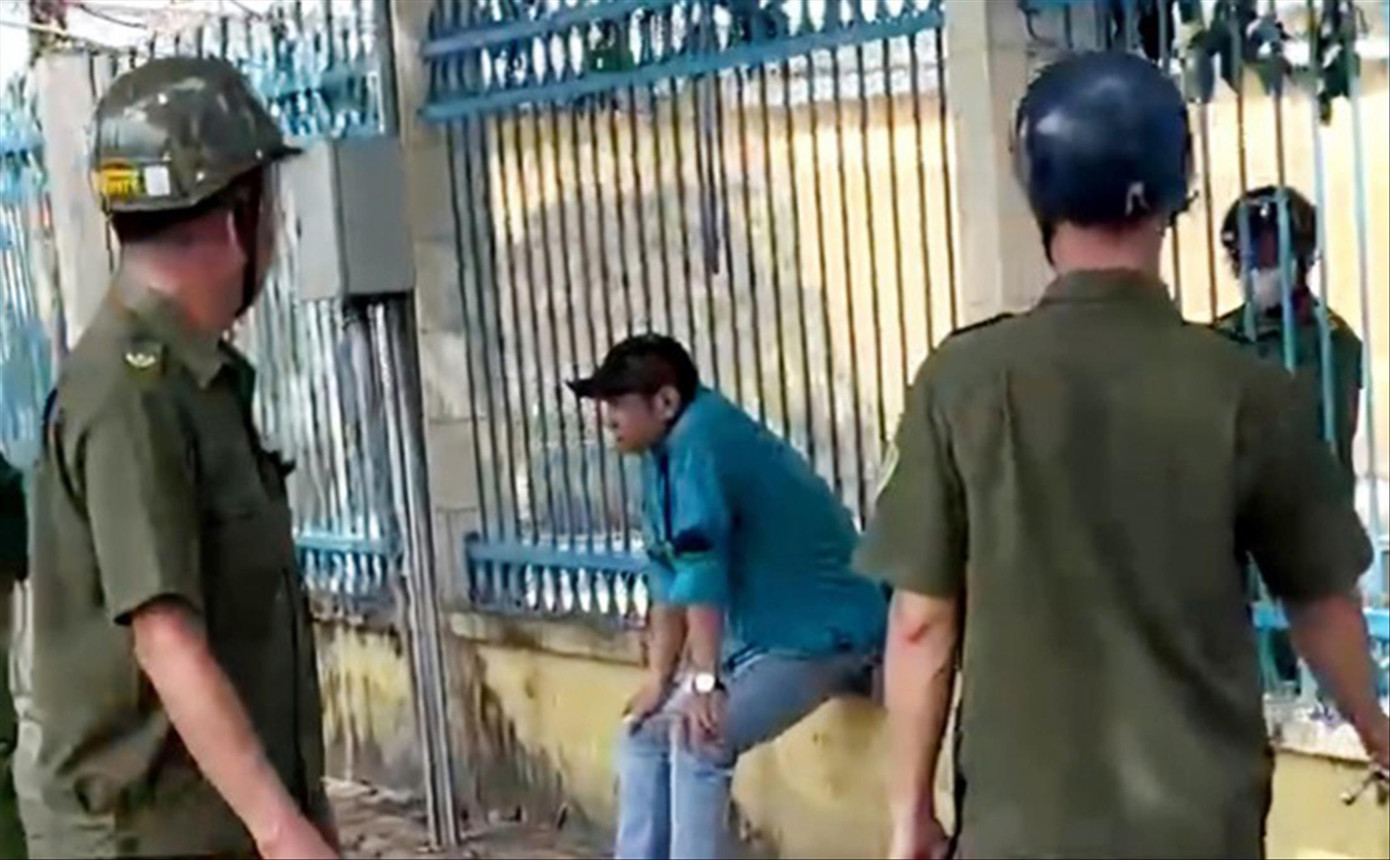 Một đối tượng “ngáo đá” sau khi tấn công người đi đường. Một đối tượng “ngáo đá” sau khi tấn công người đi đường.