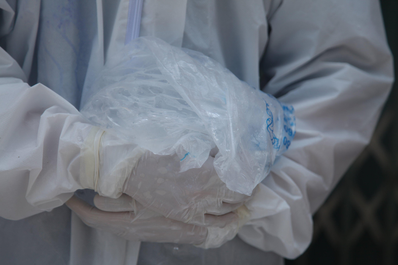 Tình nguyện viên ôm đá lạnh cho bớt nóng