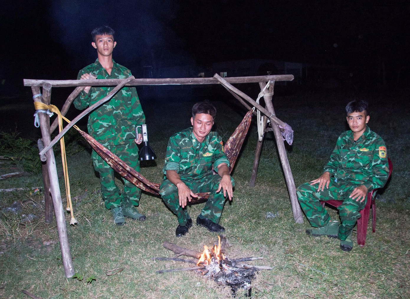 Một chốt gác đêm trên đường biên giới khu vực cánh gà cửa khẩu quốc tế Tây Ninh để chống buôn bán người Ảnh: Lê Văn Chương Một chốt gác đêm trên đường biên giới khu vực cánh gà cửa khẩu quốc tế Tây Ninh để chống buôn bán người Ảnh: Lê Văn Chương