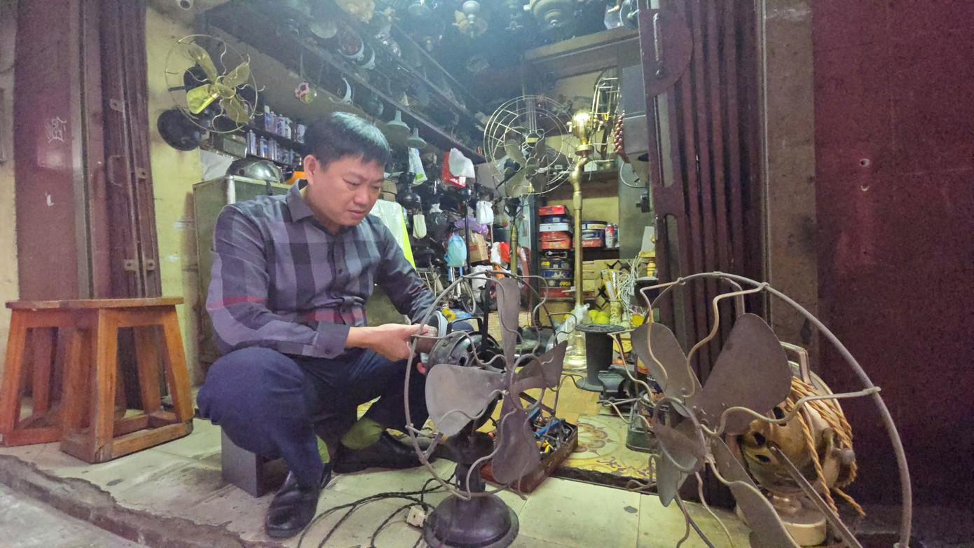 Anh Trần Hồng Đức và những chiếc quạt cổ.