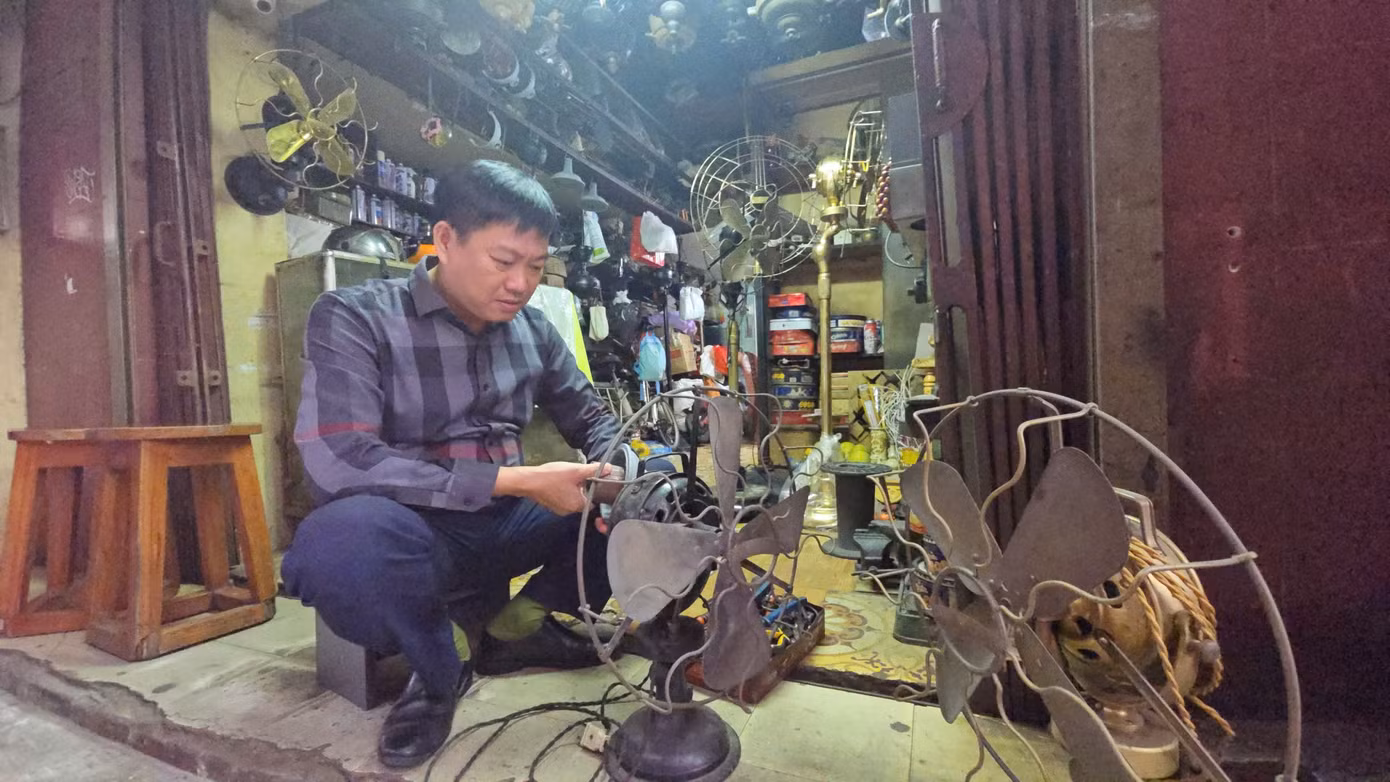 Anh Trần Hồng Đức và những chiếc quạt cổ.
