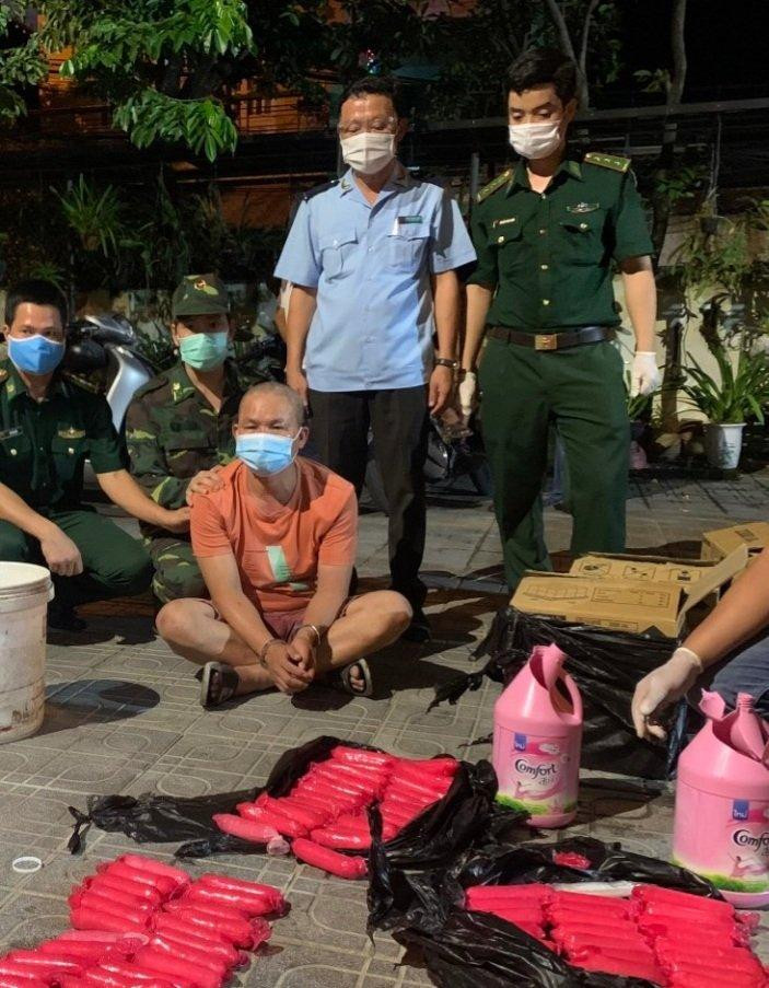 Bắt giữ vụ vận chuyển gần 5kg ma túy đá theo hình thức đổi tài Bắt giữ vụ vận chuyển gần 5kg ma túy đá theo hình thức đổi tài